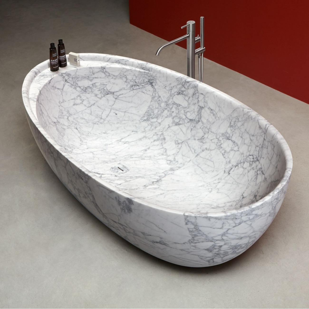 Luxurious, modern Italian Statuarietto marble bathroom with bathtub 367