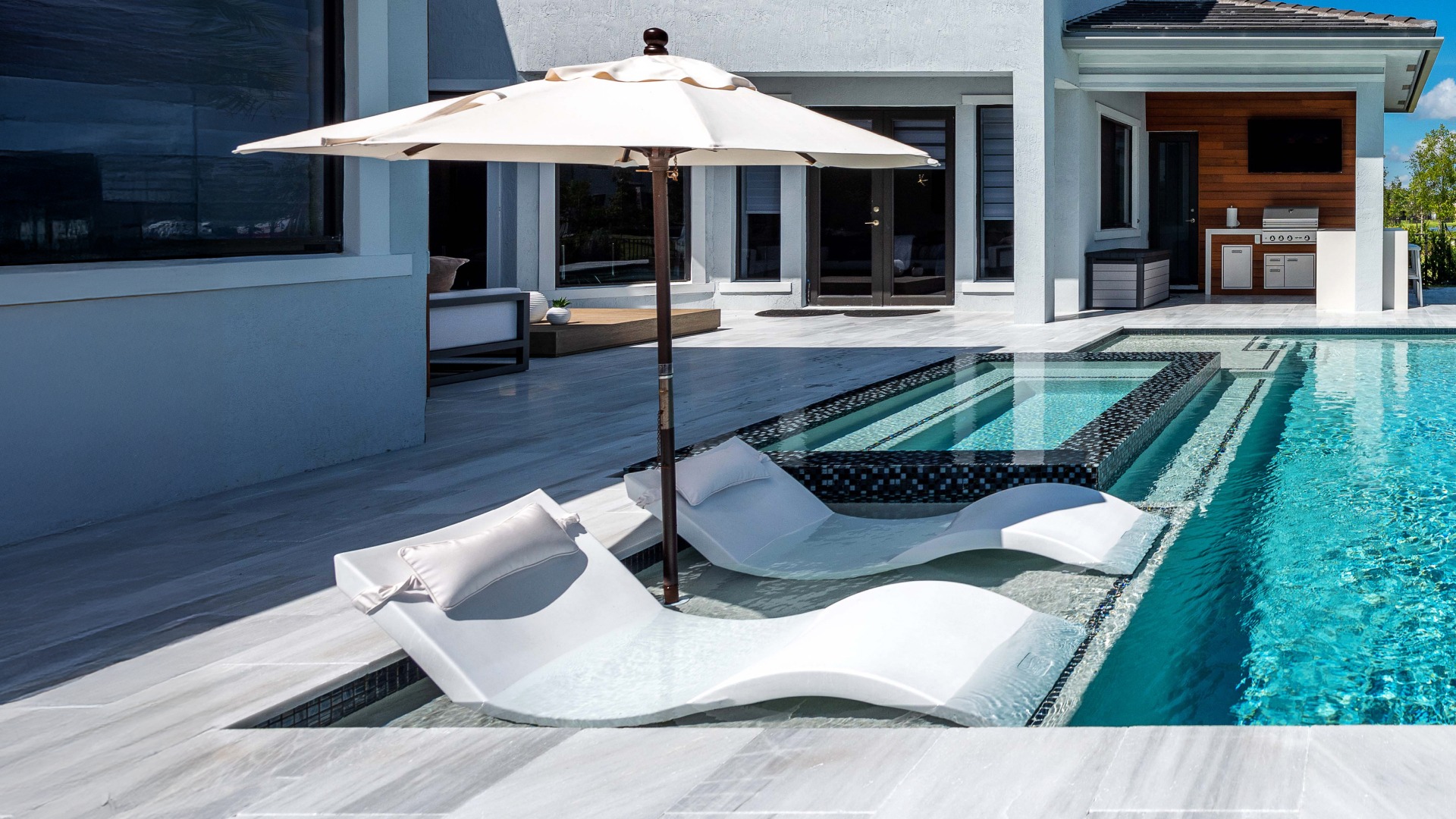 Ledge lounger signature chaise 49