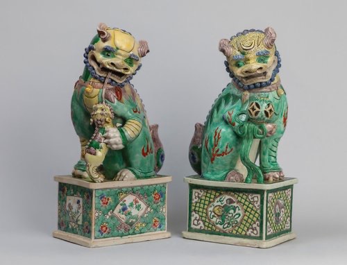 A PAIR OF LARGE FAMILLE VERTE FOO LIONS, KANGXI PERIOD (1662-1722) 18