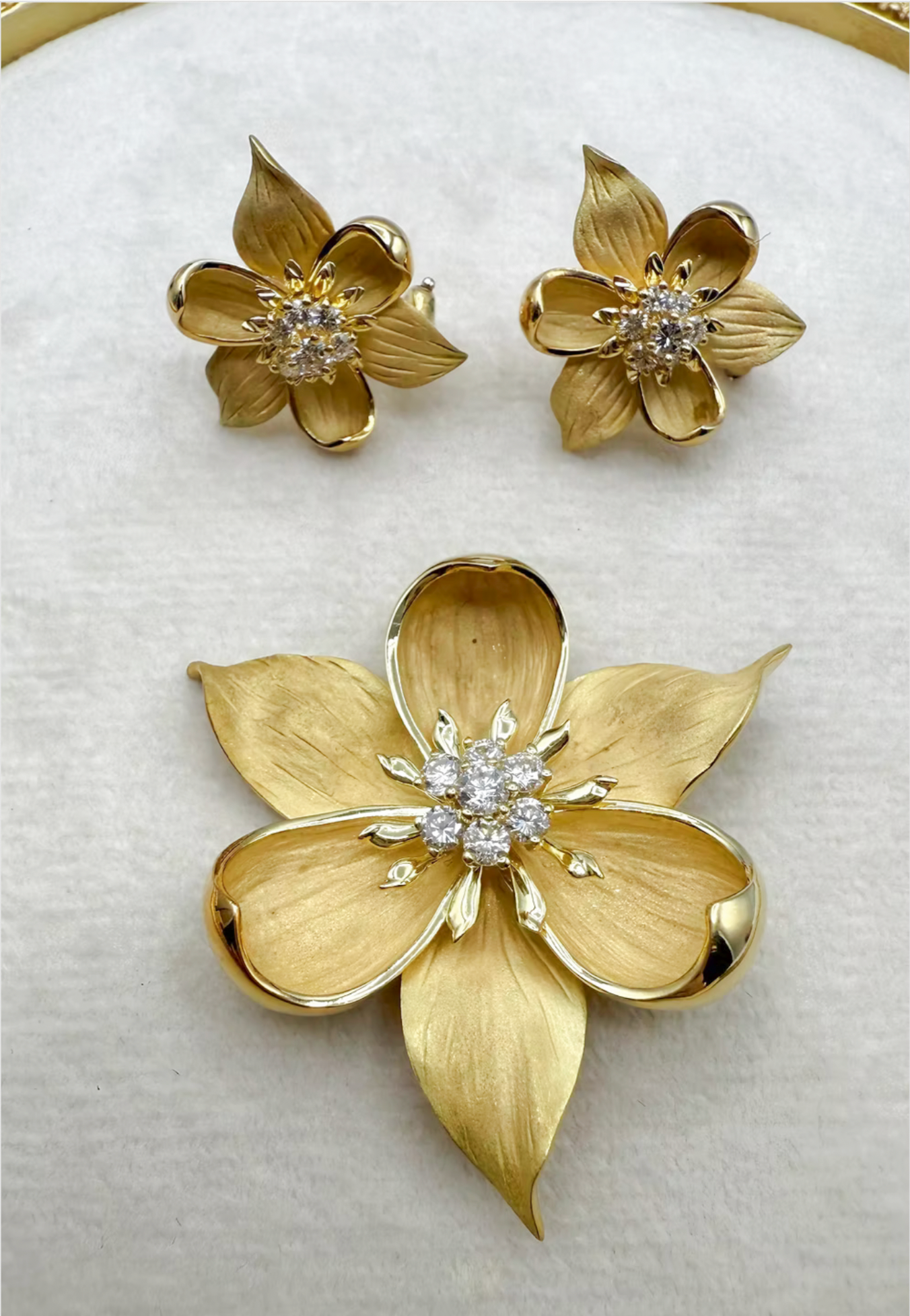 18 Karat Yellow Gold 1.14ctw Diamond Flower Earrings+ Brooch Set 56