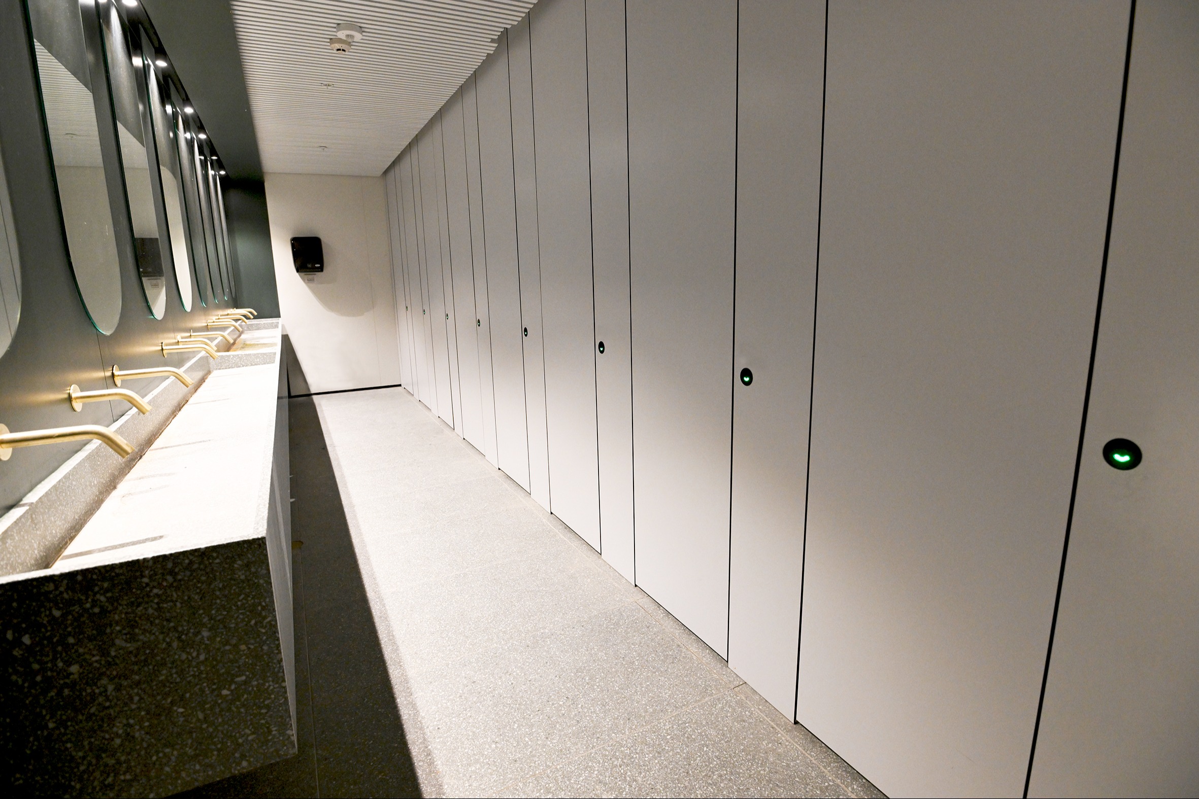 Touchless WC Cubicles with occupancy indicator 33