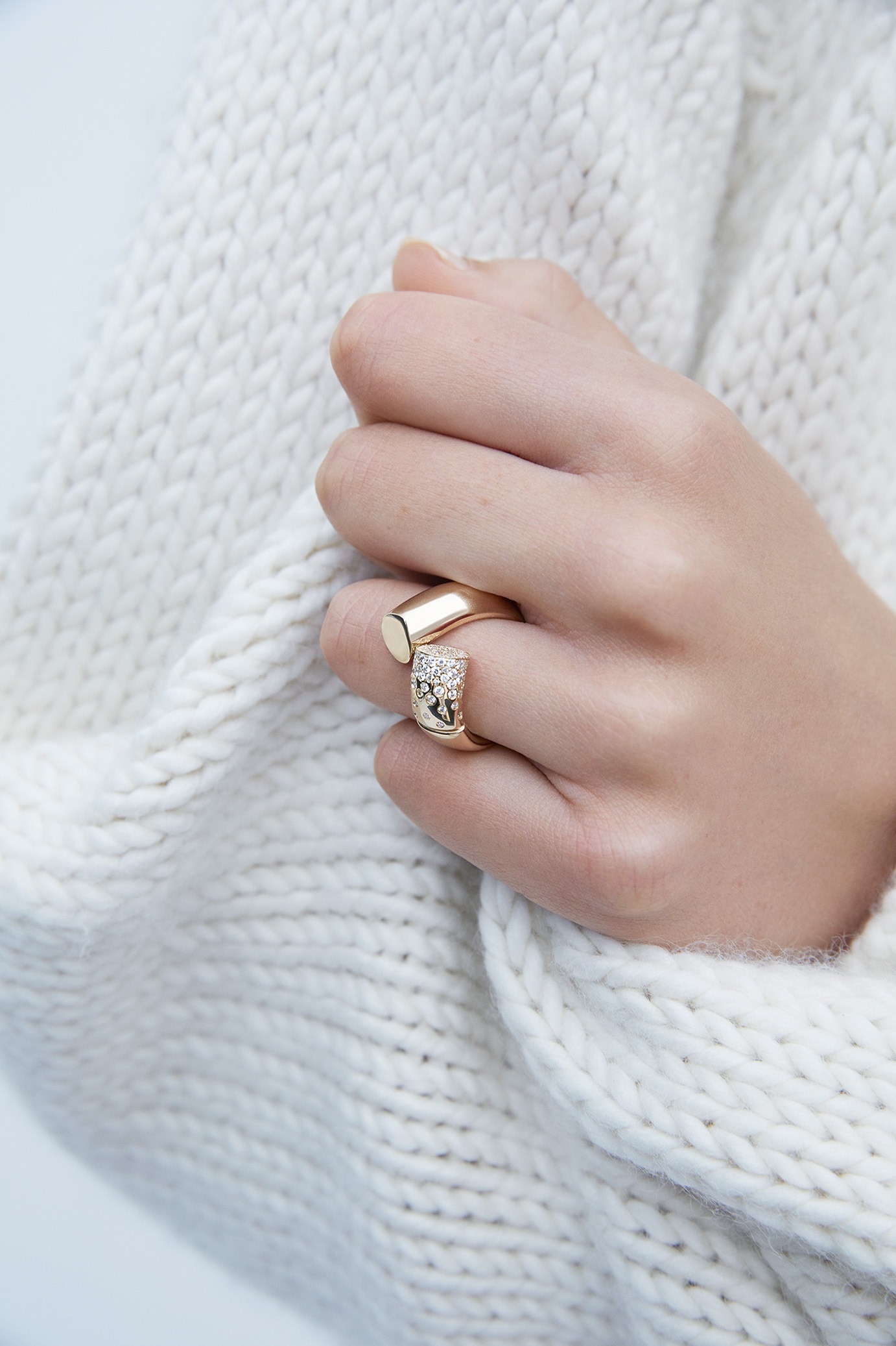 Oera Ring. Yellow gold, paved with diamonds. Large version 72